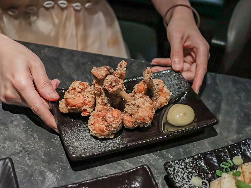 微醺必訪！新竹喚味私烤推薦，必吃烤生蠔與鮭魚腹。