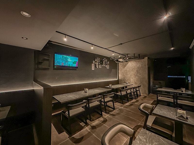 微醺必訪！新竹喚味私烤推薦，必吃烤生蠔與鮭魚腹。