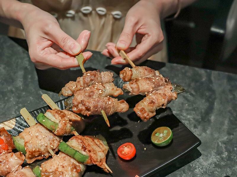 微醺必訪！新竹喚味私烤推薦，必吃烤生蠔與鮭魚腹。