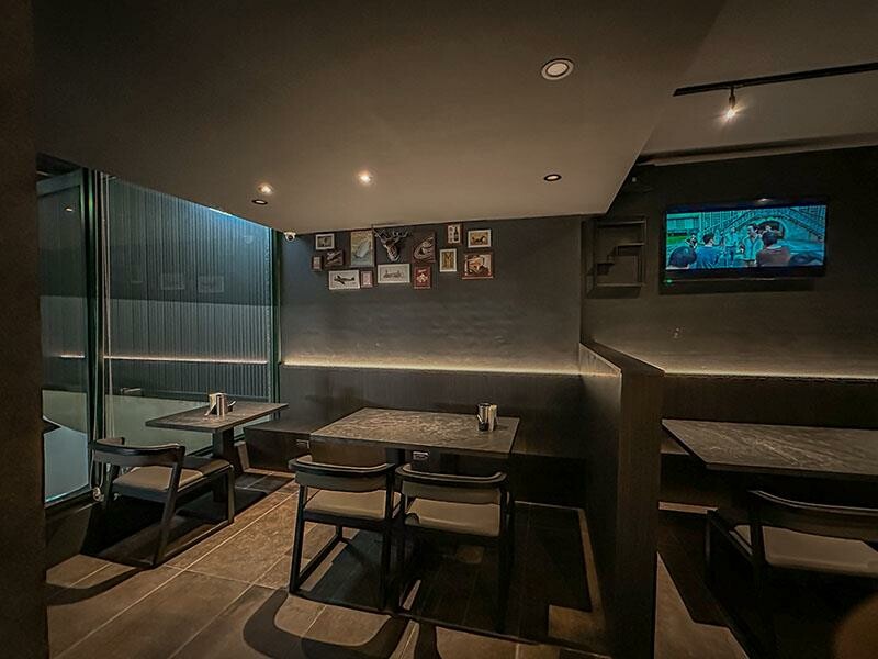 微醺必訪！新竹喚味私烤推薦，必吃烤生蠔與鮭魚腹。