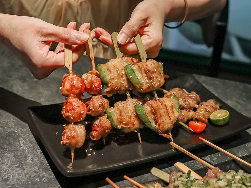 微醺必訪！新竹喚味私烤推薦，必吃烤生蠔與鮭魚腹。