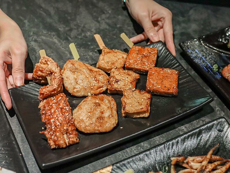 微醺必訪！新竹喚味私烤推薦，必吃烤生蠔與鮭魚腹。