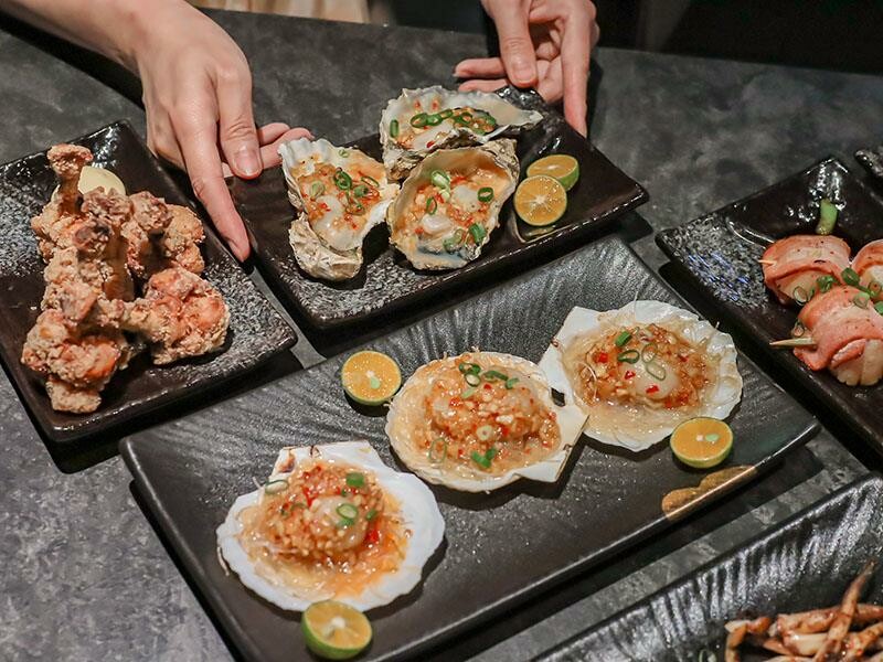 微醺必訪！新竹喚味私烤推薦，必吃烤生蠔與鮭魚腹。
