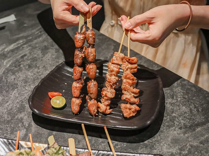 微醺必訪！新竹喚味私烤推薦，必吃烤生蠔與鮭魚腹。