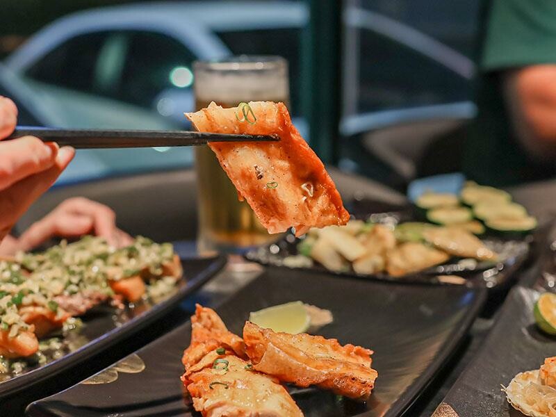 微醺必訪！新竹喚味私烤推薦，必吃烤生蠔與鮭魚腹。