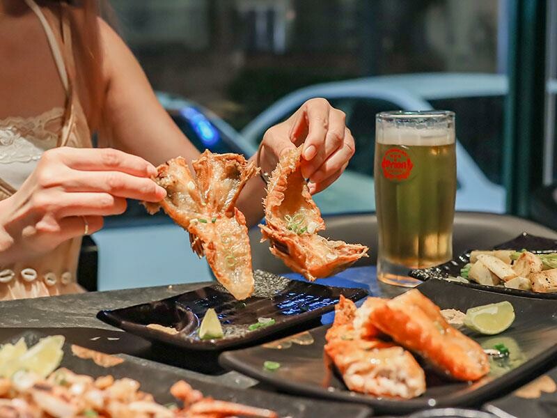 微醺必訪！新竹喚味私烤推薦，必吃烤生蠔與鮭魚腹。