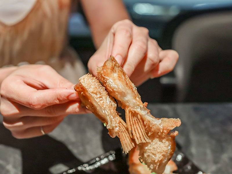 微醺必訪！新竹喚味私烤推薦，必吃烤生蠔與鮭魚腹。