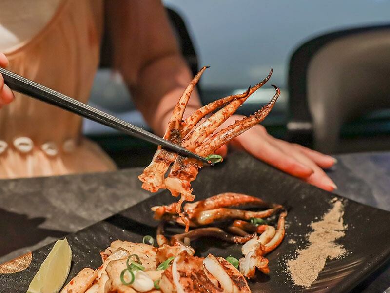 微醺必訪！新竹喚味私烤推薦，必吃烤生蠔與鮭魚腹。