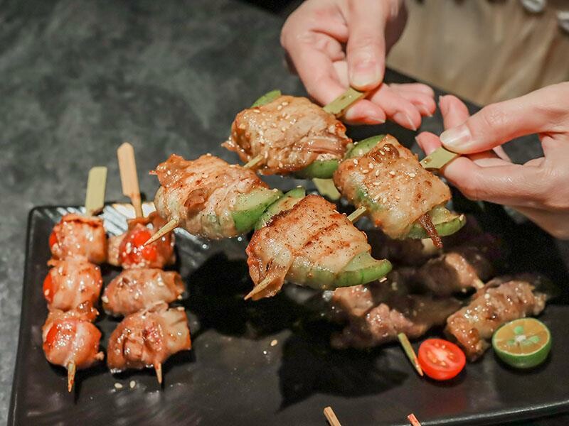 微醺必訪！新竹喚味私烤推薦，必吃烤生蠔與鮭魚腹。