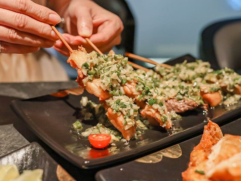 微醺必訪！新竹喚味私烤推薦，必吃烤生蠔與鮭魚腹。