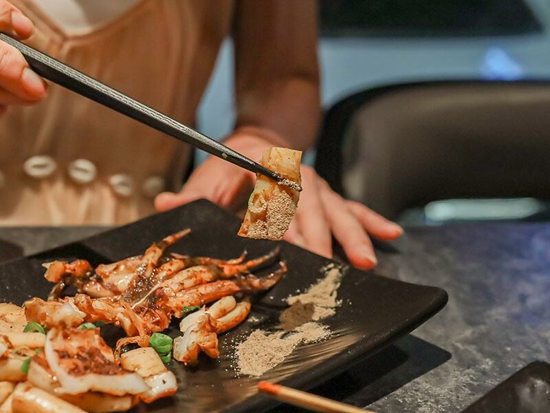 微醺必訪！新竹喚味私烤推薦，必吃烤生蠔與鮭魚腹。