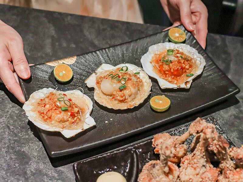 微醺必訪！新竹喚味私烤推薦，必吃烤生蠔與鮭魚腹。