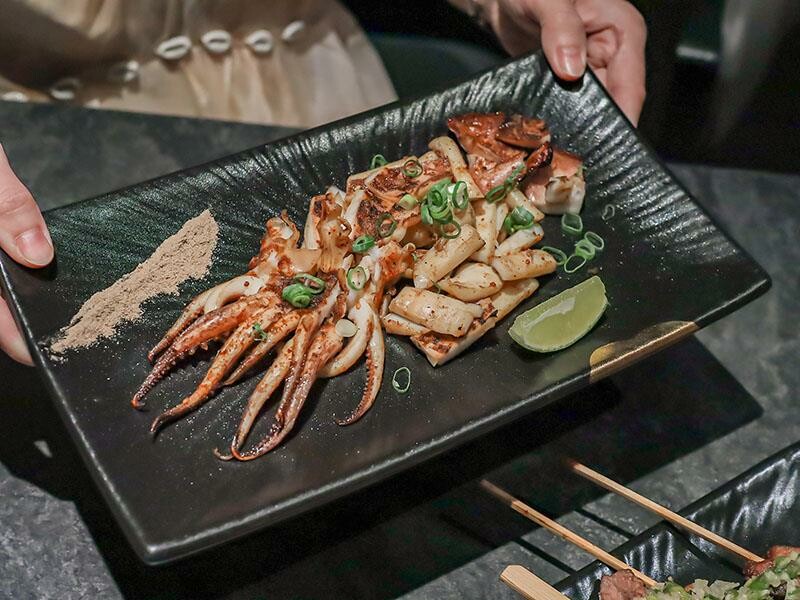 微醺必訪！新竹喚味私烤推薦，必吃烤生蠔與鮭魚腹。