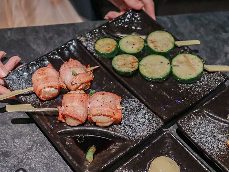 微醺必訪！新竹喚味私烤推薦，必吃烤生蠔與鮭魚腹。