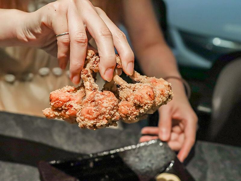 微醺必訪！新竹喚味私烤推薦，必吃烤生蠔與鮭魚腹。