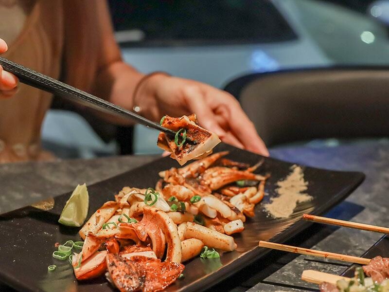 微醺必訪！新竹喚味私烤推薦，必吃烤生蠔與鮭魚腹。