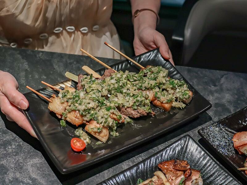 微醺必訪！新竹喚味私烤推薦，必吃烤生蠔與鮭魚腹。