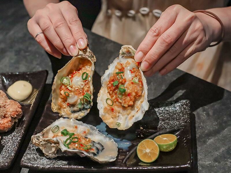 微醺必訪！新竹喚味私烤推薦，必吃烤生蠔與鮭魚腹。