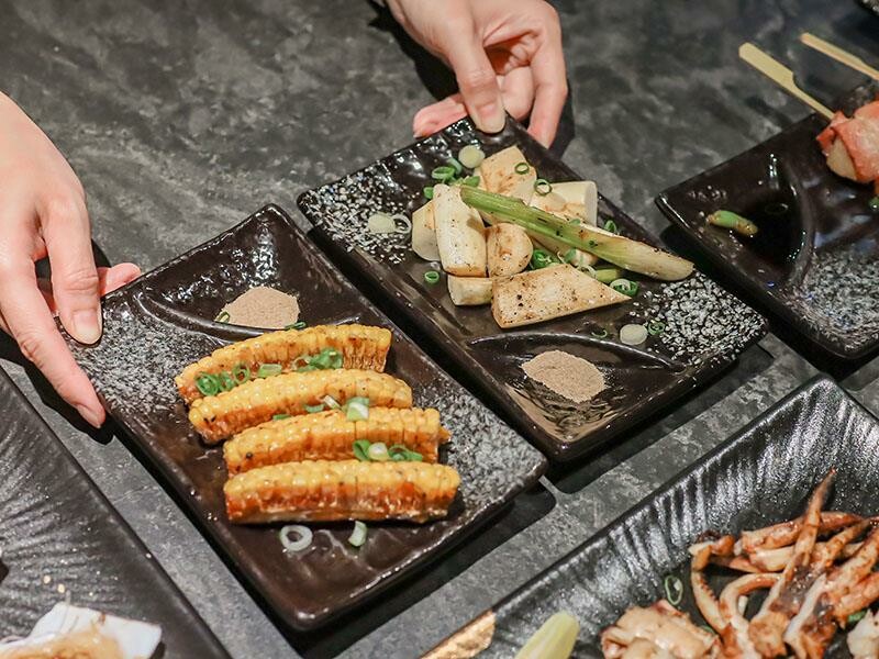 微醺必訪！新竹喚味私烤推薦，必吃烤生蠔與鮭魚腹。