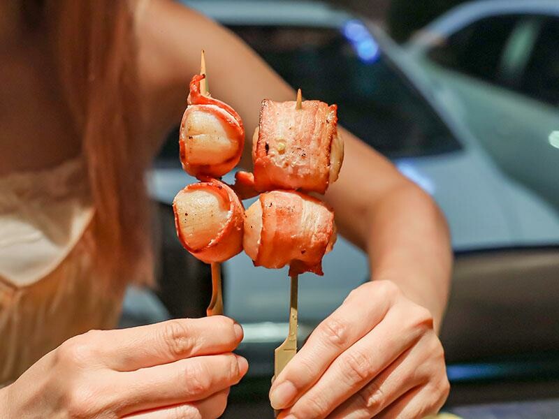 微醺必訪！新竹喚味私烤推薦，必吃烤生蠔與鮭魚腹。