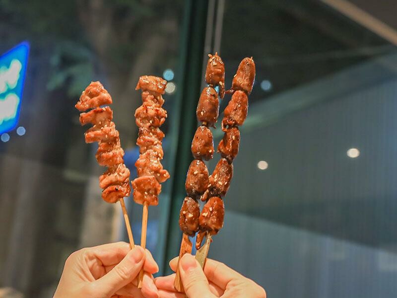 微醺必訪！新竹喚味私烤推薦，必吃烤生蠔與鮭魚腹。