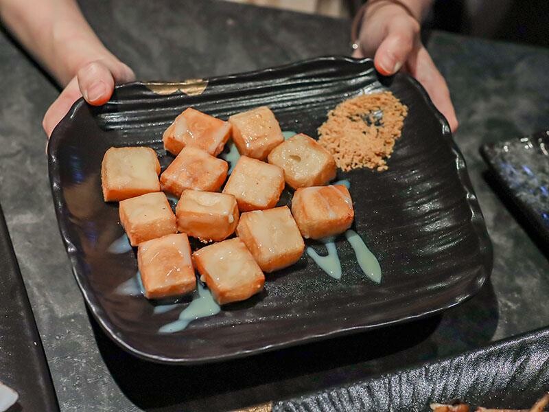 微醺必訪！新竹喚味私烤推薦，必吃烤生蠔與鮭魚腹。