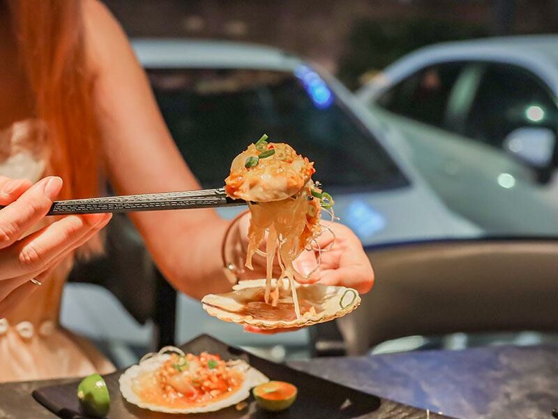 微醺必訪！新竹喚味私烤推薦，必吃烤生蠔與鮭魚腹。