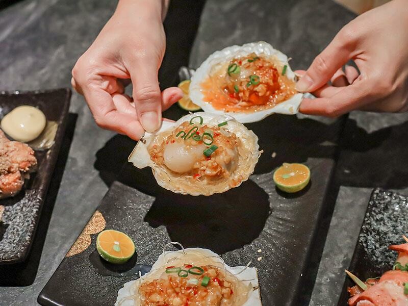 微醺必訪！新竹喚味私烤推薦，必吃烤生蠔與鮭魚腹。