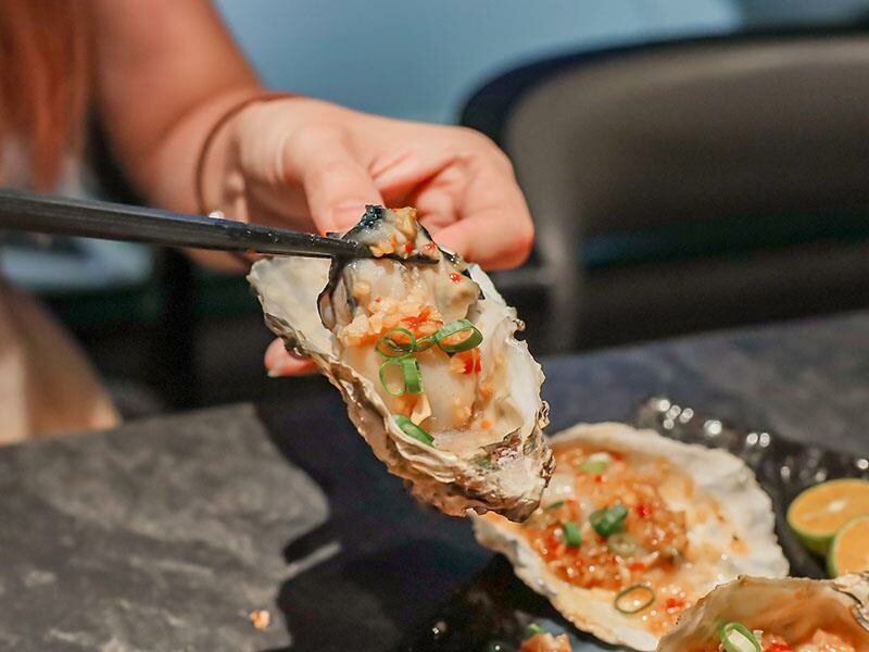 微醺必訪！新竹喚味私烤推薦，必吃烤生蠔與鮭魚腹。