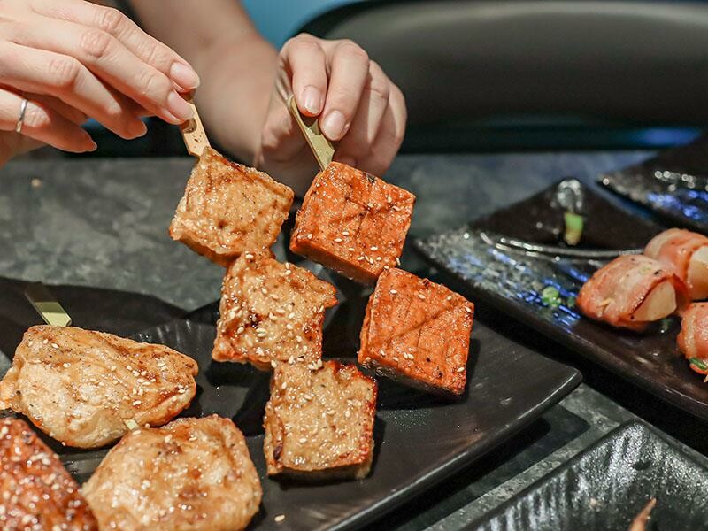 微醺必訪！新竹喚味私烤推薦，必吃烤生蠔與鮭魚腹。