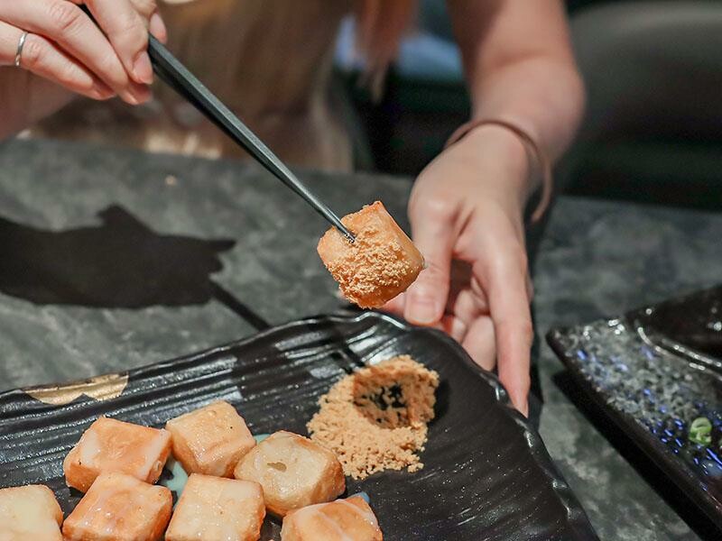 微醺必訪！新竹喚味私烤推薦，必吃烤生蠔與鮭魚腹。