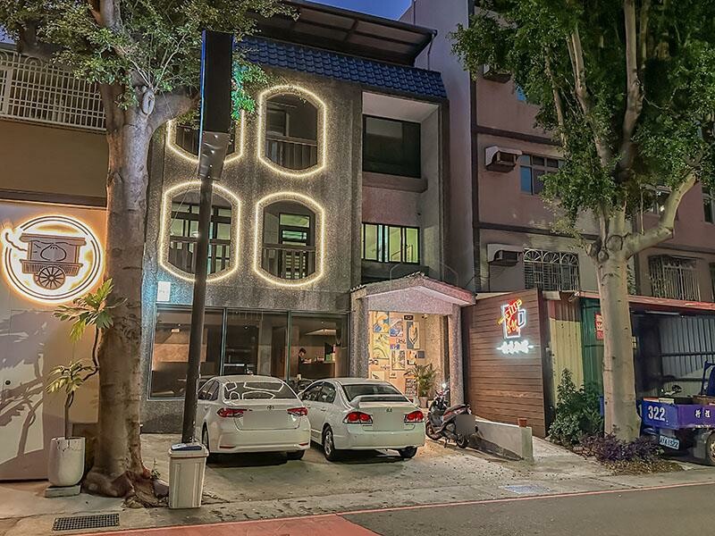 微醺必訪！新竹喚味私烤推薦，必吃烤生蠔與鮭魚腹。