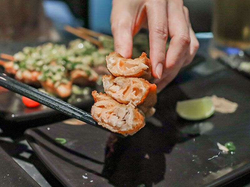 微醺必訪！新竹喚味私烤推薦，必吃烤生蠔與鮭魚腹。