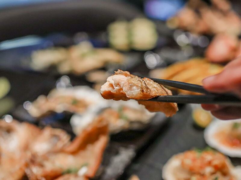 微醺必訪！新竹喚味私烤推薦，必吃烤生蠔與鮭魚腹。