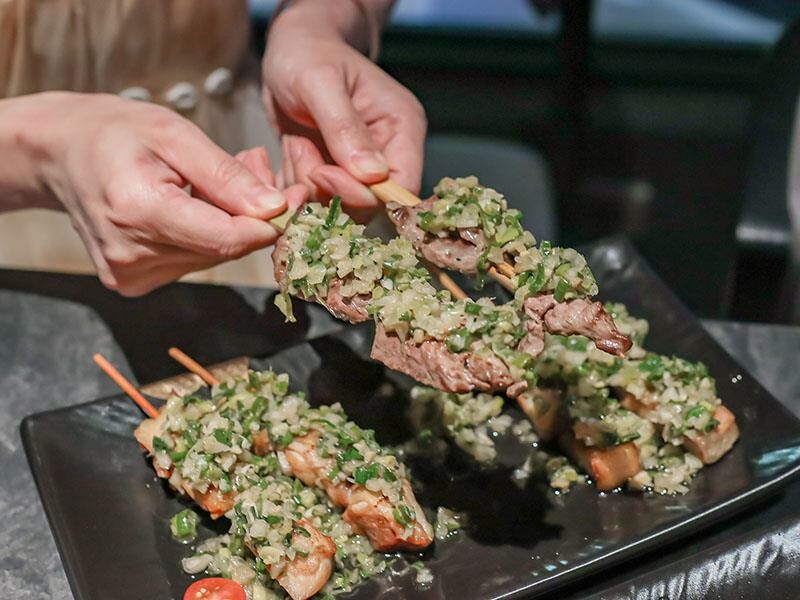 微醺必訪！新竹喚味私烤推薦，必吃烤生蠔與鮭魚腹。