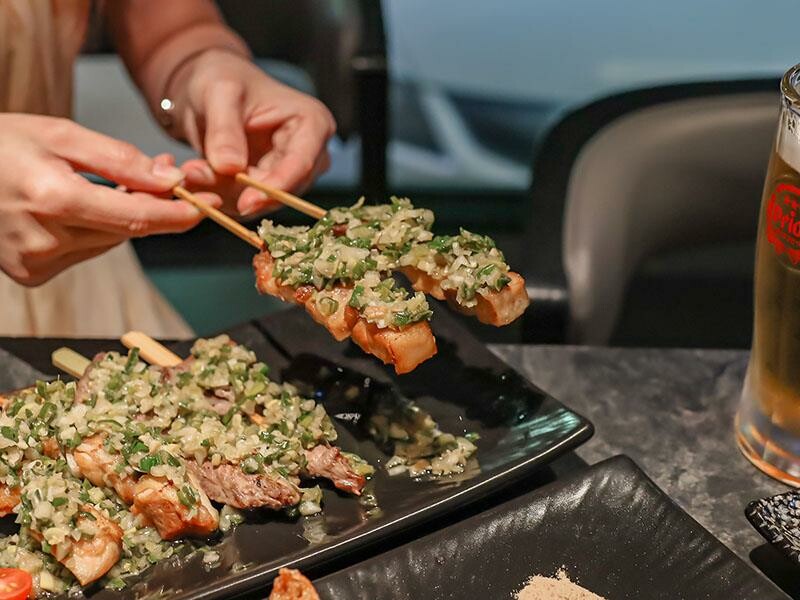 微醺必訪！新竹喚味私烤推薦，必吃烤生蠔與鮭魚腹。