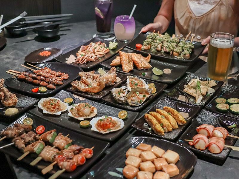 微醺必訪！新竹喚味私烤推薦，必吃烤生蠔與鮭魚腹。