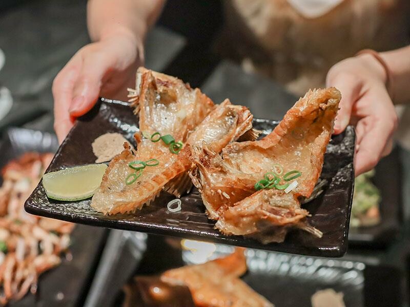 微醺必訪！新竹喚味私烤推薦，必吃烤生蠔與鮭魚腹。