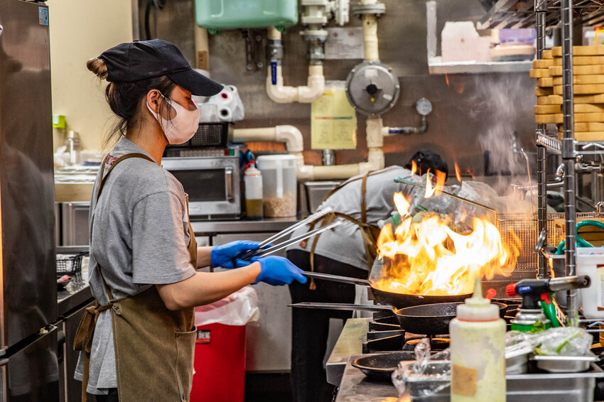 新北市新店區默爾 pasta pizza 新北誠品裕隆城店|新店義式餐廳推薦!百年手工窯烤爐就是讚!披薩就是要有豹紋才好吃,