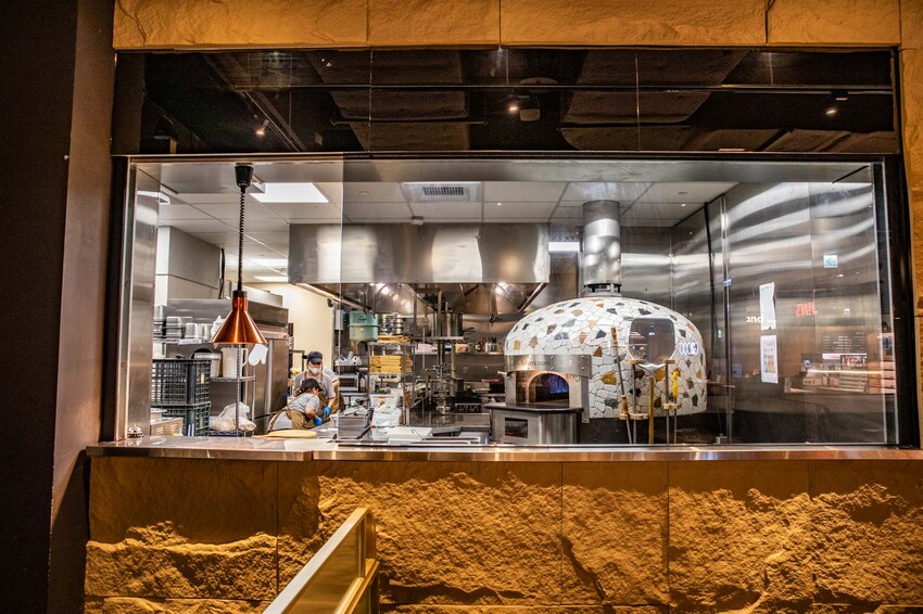 新北市新店區默爾 pasta pizza 新北誠品裕隆城店|新店義式餐廳推薦!百年手工窯烤爐就是讚!披薩就是要有豹紋才好吃,