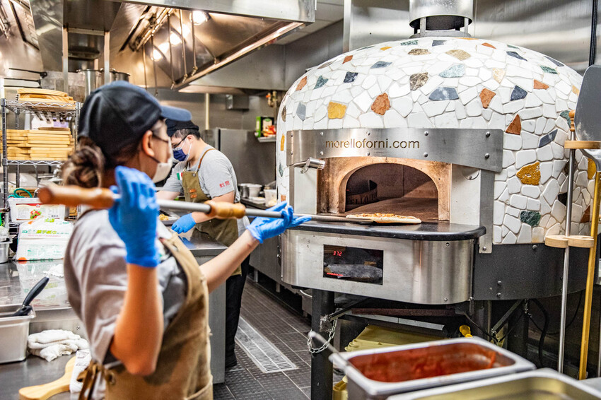 新北市新店區默爾 pasta pizza 新北誠品裕隆城店|新店義式餐廳推薦!百年手工窯烤爐就是讚!披薩就是要有豹紋才好吃,