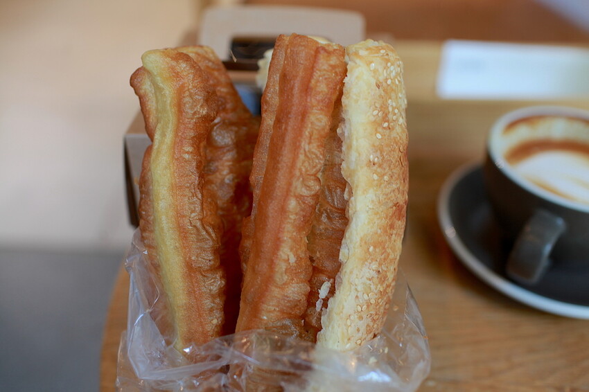 高雄市苓雅區吃。高雄美食|苓雅區。「忠孝路手工傳統燒餅油條早餐店」忠孝市場老字號燒餅油條店,早上就開賣至售完為止