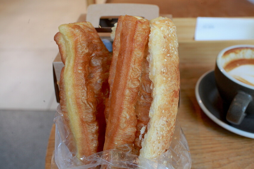 高雄市苓雅區吃。高雄美食|苓雅區。「忠孝路手工傳統燒餅油條早餐店」忠孝市場老字號燒餅油條店,早上就開賣至售完為止