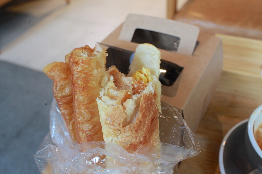 高雄市苓雅區吃。高雄美食|苓雅區。「忠孝路手工傳統燒餅油條早餐店」忠孝市場老字號燒餅油條店,早上就開賣至售完為止