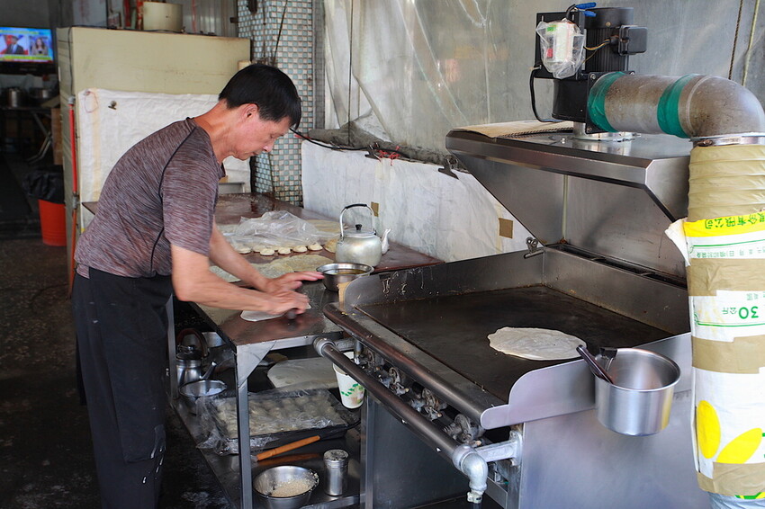 高雄市苓雅區吃。高雄美食|苓雅區。「忠孝路手工傳統燒餅油條早餐店」忠孝市場老字號燒餅油條店,早上就開賣至售完為止