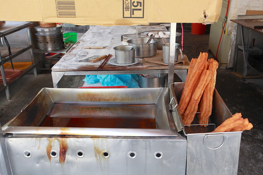 高雄市苓雅區吃。高雄美食|苓雅區。「忠孝路手工傳統燒餅油條早餐店」忠孝市場老字號燒餅油條店,早上就開賣至售完為止