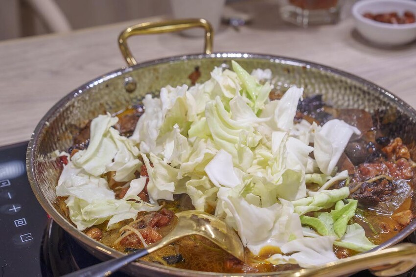 台北市萬華區預約制私廚 大四喜麻辣雞公煲|西門町預約制私廚,香港人開的私廚~雞公煲煲湯都是拿手覺門