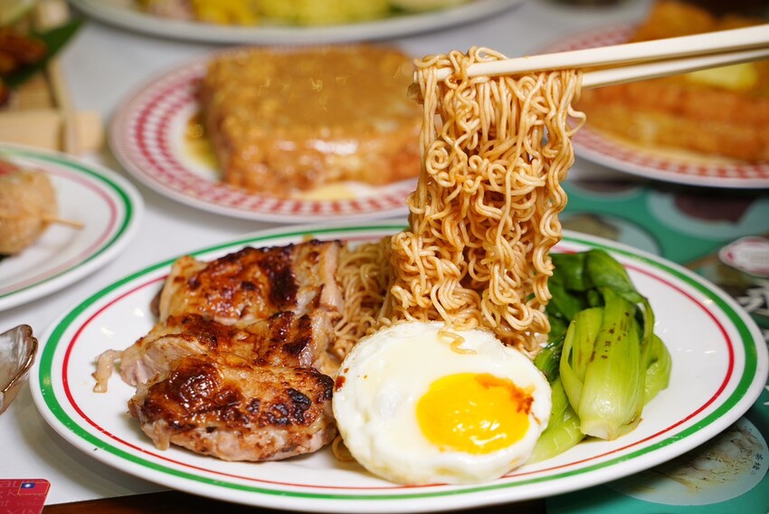 桃園必吃人氣港式「永芯茶檔茶餐廳」，主餐海南雞飯、香煎雞腿扒公仔麵都很推薦！必點招牌還有流心的「黃金法蘭西多士」，花生奶醬口味也很欠吃！ - 阿華田的美食日記