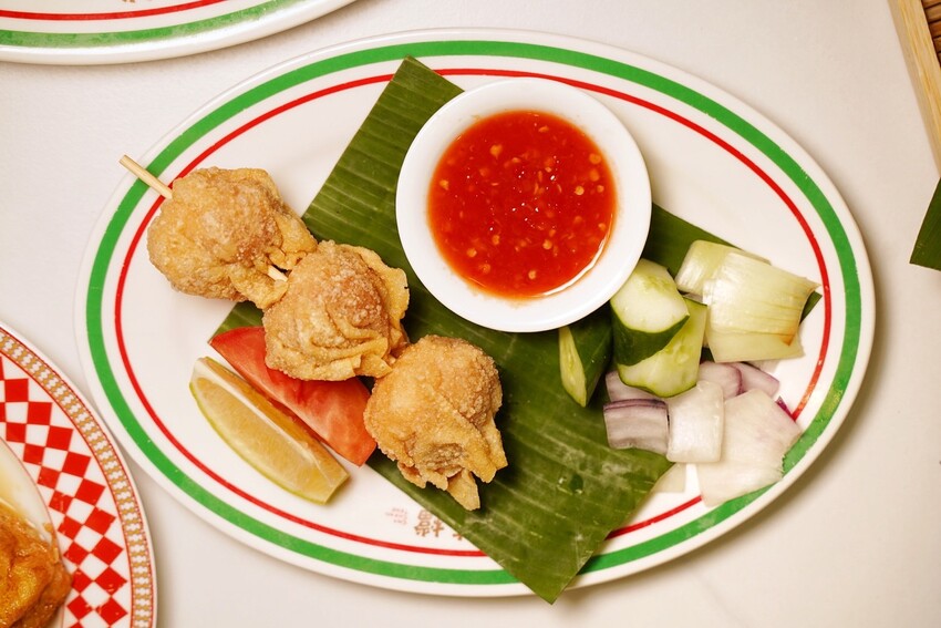 桃園必吃人氣港式「永芯茶檔茶餐廳」，主餐海南雞飯、香煎雞腿扒公仔麵都很推薦！必點招牌還有流心的「黃金法蘭西多士」，花生奶醬口味也很欠吃！ - 阿華田的美食日記