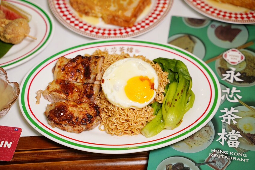 桃園必吃人氣港式「永芯茶檔茶餐廳」，主餐海南雞飯、香煎雞腿扒公仔麵都很推薦！必點招牌還有流心的「黃金法蘭西多士」，花生奶醬口味也很欠吃！ - 阿華田的美食日記